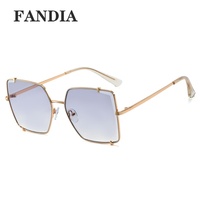 95695 Lunettes de soleil UV400 à grande monture, nouvelle tendance transfrontalière Europe-Amérique, style personnalisé pour femme, idéales pour les voyages et les activités de plein air