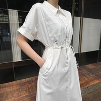 Robe décontractée mi-longue à col rabattu et demi-zip, avec broderie petite abeille et taille à cordon de serrage, nouvelle collection Printemps/Été 2026 DD