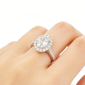 Bague de fiançailles en platine avec diamant ovale de 1 carat cultivé en laboratoire, halo et pierres latérales, bijoux classiques pour femmes certifiés IGI - Product Image 5