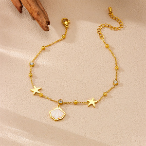 Chaîne de cheville style océan avec étoile de mer et coquillage, en acier inoxydable plaqué or, avec petites perles délicates, pour femme, idéale pour l'été - Product Image 3