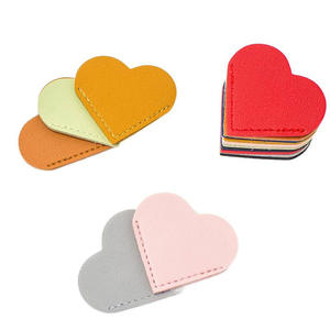 Signets coeur en cuir mignon pour enfants accessoire pour les amateurs de lecture cadeau d'enseignant <span class=keywords><strong>marques</strong></span> de livre promotionnelles avec conception de page d'angle - Product Image 3