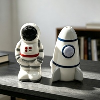 Ensemble de salières et poivrières en céramique sur le thème de l'espace, astronaute et fusée mignons, idéal pour la table de cuisine