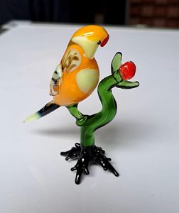 Figurine d'oiseau en verre soufflé à la main, perroquet orange et jaune sur branche verte avec baie rouge, artisanat décoratif à thème animal fait main - Product Image 1
