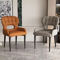 Chaise de salle à manger en cuir avec pieds en métal, dossier confortable et coussin imperméable, idéale pour les cuisines familiales et les rassemblements décontractés
