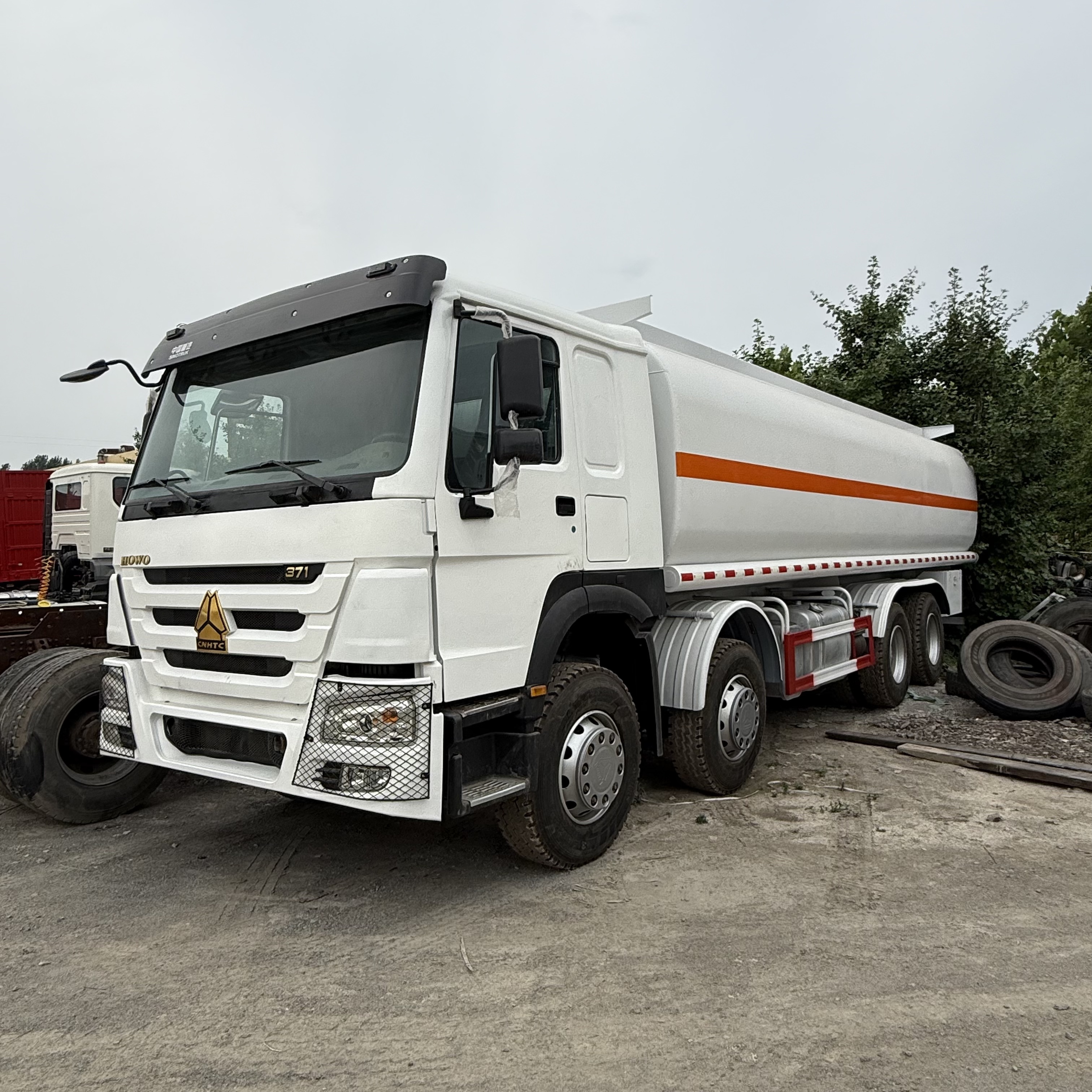 Used Refurbishment or New Howo 6x4 8*4 371hp 375hp 450hp 20 Cubic Customizable Carbon Steel Fuel Tanker Truck on Sale
