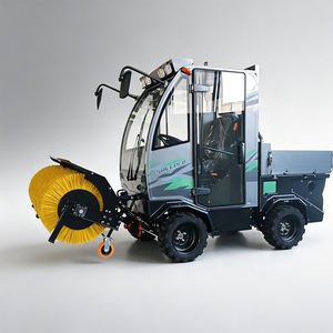 Camion déneigeur 4x4 tout temps avec différentiels anti-blocage, élévateur de balais hydraulique et fonction de virage pour rondesaux - Product Image 1