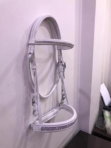 บังเหียนม้าสีขาวแบบดีลักซ์ พร้อมประดับคริสตัลที่สายรัดจมูกและสายคาดหน้า มีหลายสีและหลายขนาด - Product Image 5