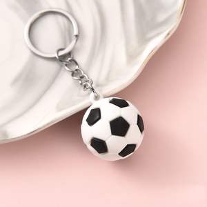 سلسلة مفاتيح ثلاثية الأبعاد لكرة رياضية مقاومة للماء من كلوريد البولي فينيل مع طباعة أحرف صغيرة للركبي/الكرة الطائرة/كرة القدم تذكارية وشعار مخصص - Product Image 6