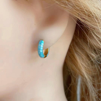 Boucles d'oreilles Huggie en nacre en plaqué or avec petits anneaux en nacre
