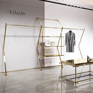 Nuovo Design Custom negozio di abbigliamento stand scaffali vestiti dorati triangolo Z Rack di abbigliamento da parete per negozio di abbigliamento donna