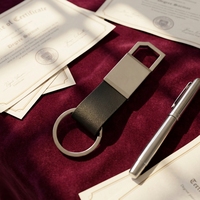 Porte-clés promotionnel élégant en métal et cuir avec zone de gravure vierge, accessoire souvenir portable