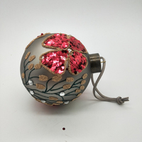 Boule de Noël en verre de qualité supérieure, 8 cm, gris mat, avec des fleurs rouges, pour la décoration de l'arbre de Noël