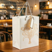 Sac cadeau en papier couché de luxe avec logo personnalisé, poignée en corde de coton, dorure à chaud, sac de shopping durable et recyclé pour mariage et fête
