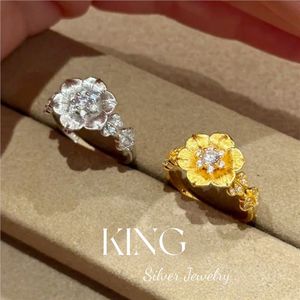 แหวนดอกไม้เงินแท้ King Silver Jewelry S925 ชุบทอง ประดับคริสตัลและเพชรเทียม แหวนแฟชั่นสำหรับผู้หญิง - Product Image 1