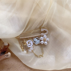 Broche de style Ins haut de gamme broche personnalisée et polyvalente broche perle strass pull corniche accessoire pour femme - Product Image 2