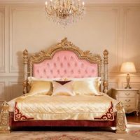 Elegantes französisches Luxus-Kingsize-Bett mit geschnitztem Holz und gepolstertem Kopfteil, Vintage-Master-Schlafzimmermöbel