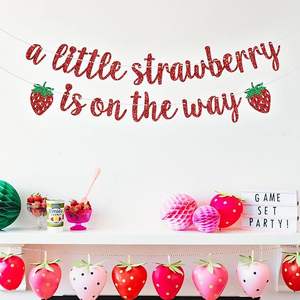 Bannière « Une petite fraise est en route » pour baby shower, décorations de fête « Sweet One Berry », rouge pailleté - Product Image 1