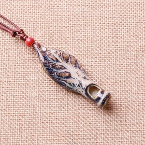 Collar con colgante musical de cerámica con forma de hoja en relieve y un solo orificio para niños - Product Image 5
