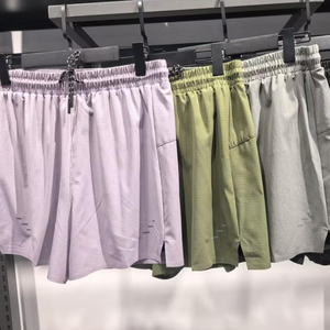 Shorts de sport pour hommes, couleur estivale, avec fentes latérales, pour la course à pied et le fitness, avec poche arrière zippée, taille élastique, tissu doux et à séchage rapide - Product Image 1