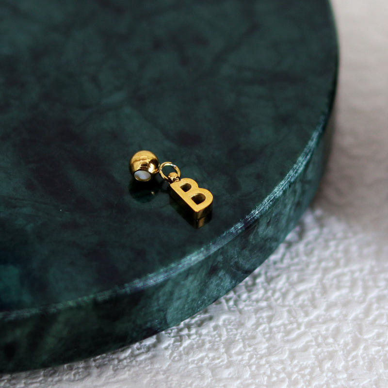 จี้ตัวอักษรบี