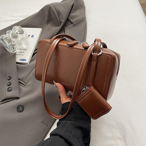 กระเป๋าถือผู้หญิงสีน้ำตาลวินเทจลายเท็กซ์เจอร์สุดแฟชั่น สไตล์ใหม่ปี 2024 แนวสตรีทเทรนด์ ซิปปิด ใช้ได้กับทุกชุด สายสะพายสองเส้น สะพายไหล่หรือถือได้ ขนาดเล็ก - Product Image 1