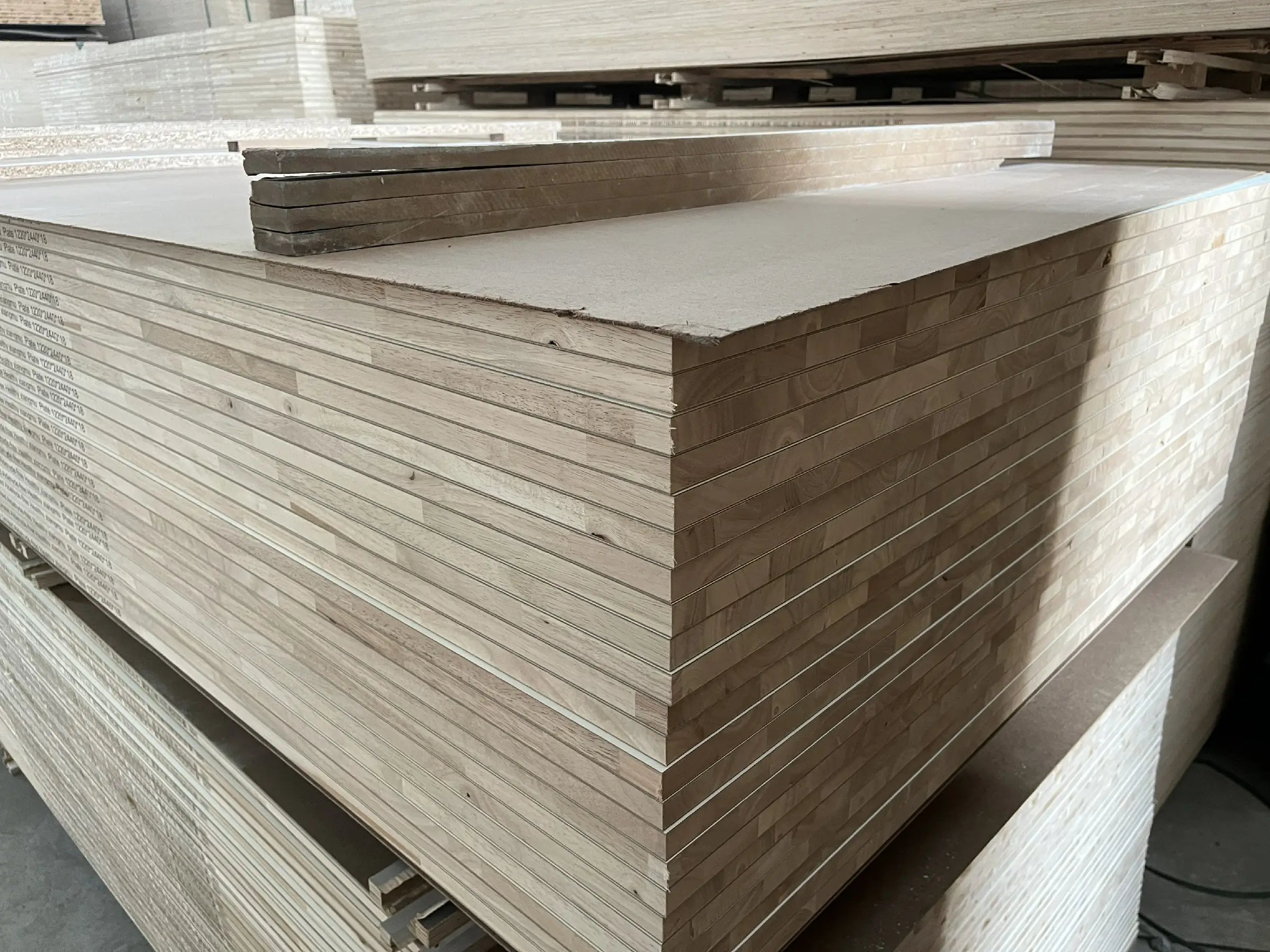 Meja makan kayu Solid dengan papan keju Travertine lantai kayu elegan dan tahan lama