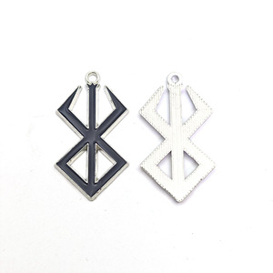 Pendentif Anime Berserk Legends en alliage, porte-clés octogonal, options de couleurs rouge et noir pour accessoires de collier - Product Image 3