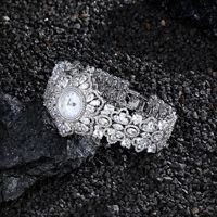 Jam tangan pergerakan kuarsa mewah kelas atas 16mm desain asli bunga zirkon Sensasi cahaya berongga ledakan lintas batas 10mm