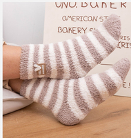 Chaussettes d'intérieur chaudes et respirantes écologiques à rayures noires pour fille, couleur personnalisable, taille unique, idéales pour l'hiver