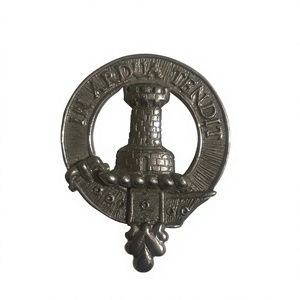 Este es un distintivo de escudo del clan escocés Malcolm/MacCallum, hecho de peltre. Es una representación auténtica de las armas del jefe del clan. - Product Image 1