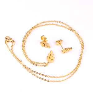 Nouveauté : Parure de bijoux en or avec pendentif feuille, collier et boucles d'oreilles pour femme, en vente - Product Image 4