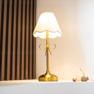 โคมไฟตั้งโต๊ะแบบไร้สาย ชาร์จไฟได้ สไตล์เรียบหรู สำหรับห้องนั่งเล่น ผ้าคลุมโคมไฟ LED สีทอง เหมาะสำหรับงานแต่งงาน ร้านอาหาร - Product Image 1