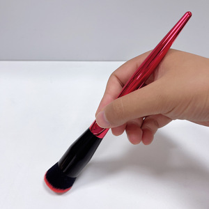 ODM OEMカスタムハイエンドプロフェッショナルワインレッドシングルメイクブラシBK 101 Proワイドカーブ傾斜ファンデーションブラシ - Product Image 3