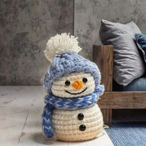 Adorabile Pupazzo di Neve in Maglia, Charm in Morbido Filato Acrilico, Accessorio Fatto <span class=keywords><strong>a</strong></span> Mano, Decorazione Carina per Tuta e Regalo, Bambola all'Uncinetto Finita - Product Image 1