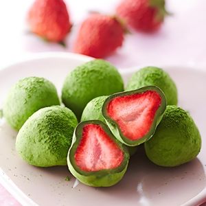 Boule de chocolat remplie de fraise d'usine 60g saveur de lait collation de fruits lyophilisés bonbons Premium chinois fraises au chocolat - Product Image 2