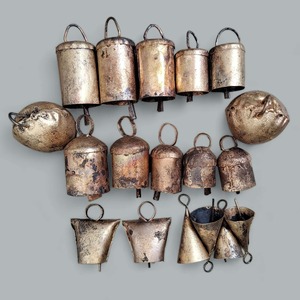 Excellent Quality Vintage Style 18 Pcs Iron Tin Cow <b>Bells</b> Casting Recycled Metal Hanging Decorative Wind <b>Chime</b> Home Garden Decor - Product Image 4