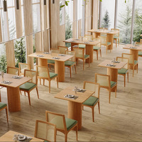 Nouveautés Meubles de café Boutique de meubles en bois massif Moderne en rotin Ensemble de canapé et de table avec chaises pour restaurant