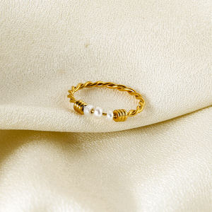 Anillo de Perlas Naturales de Agua Dulce, Anillo de Acero de Titanio Chapado en Oro con Diseño de Espiral para Mujer - Product Image 4