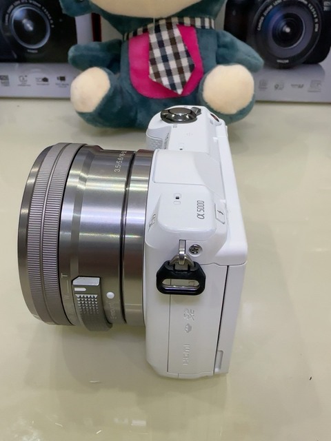 Used OEM DSLR Camera with Full HD Video CMOS Sensor SD Card 2-3" Screen Optical Zoom <2x Price