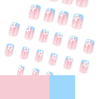 Nouvelle Arrivée 2026 – Faux Ongles Courts Carrés Bleu Français à Motifs Floraux Frais Style Estival