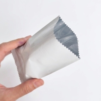 Sachets d'emballage en plastique thermoscellables de 75*130mm avec fermeture centrale et bord dentelé pour cartes de jeu et objets de collection - Vente en gros