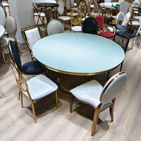 Chaise de mariage en résine dorée avec dossier ovale sculpté motif soleil et fleurs, coussin en velours doré, pour banquet