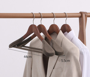 Appendini del produttore abiti in legno antiscivolo <span class=keywords><strong>appendiabiti</strong></span> Logo personalizzato panno in legno con spalla in velluto floccato per vestiti di lusso - Product Image 4