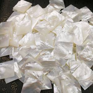 Fogli di <span class=keywords><strong>Madreperla</strong></span> Bianca a Forma Quadrata Piatta Doppia 6-40mm all'Ingrosso per Creazione di Gioielli - Product Image 3