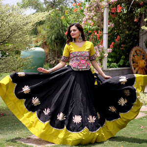Lehenga Choli de Seda con Bordado de Loto Amarillo y Negro, Vestido Tradicional para Mujer, para Bodas y Festivales - Product Image 1