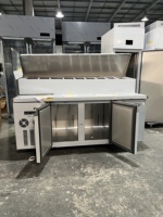 Table de préparation à deux portes pour pizzas avec portes à fermeture automatique pour une utilisation professionnelle en cuisine commerciale et une production de pizzas à haut volume