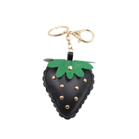 Porte-clés de voiture en cuir PU clouté motif fraise avec rivets décoratifs, accessoire cadeau Kawaii pour sac, pour femme