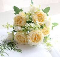 Bouquet de roses artificielles roses à têtes multiples, arrangement floral orné de feuilles, décoration d'intérieur