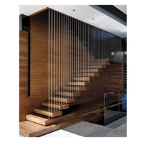 Escalier flottant mono-poutre avec garde-corps en verre, tons bois chauds et design minimaliste pour escalier intérieur de villa moderne