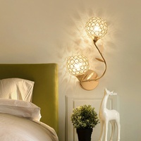 Applique murale en fer et cristal à double tête symétrique avec éclairage LED pour salon, chambre, escalier et couloir